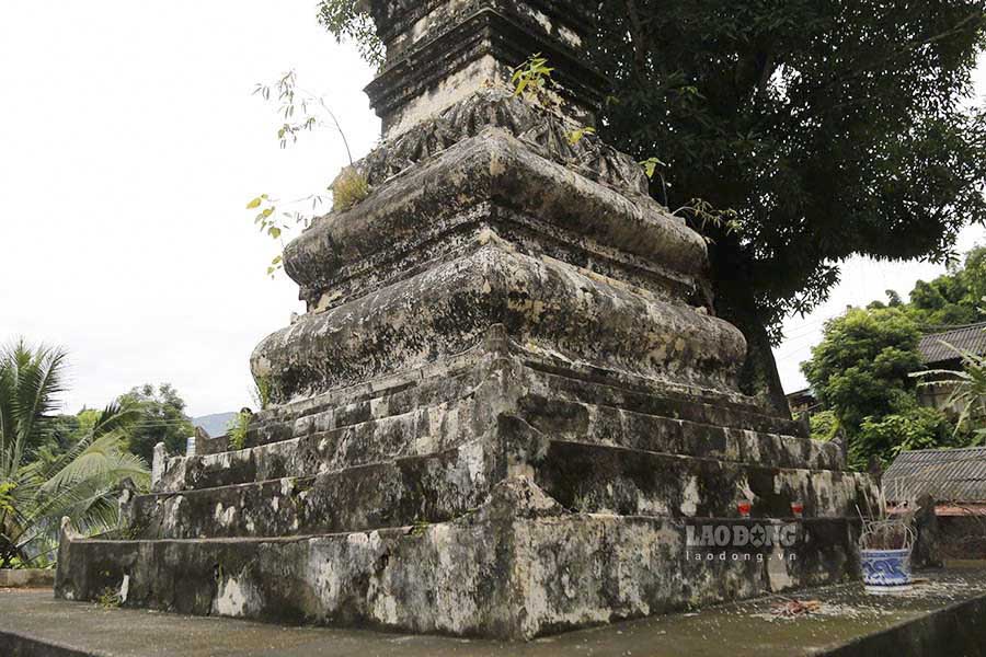 The base of the tower is solidly built, square-shaped, and 1 meter high.