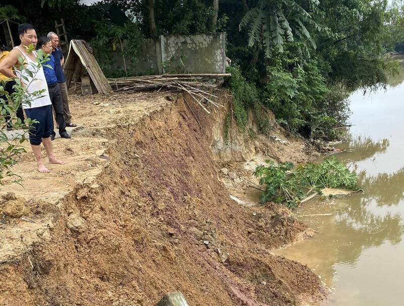 Vụ sạt lở bờ tả sông Ngàn Mọ ở xã Cẩm Duệ cuối năm 2023 khiến người dân bất an nay đã phê duyệt dự án kè chống sạt lở. Ảnh: Trần Tuấn.