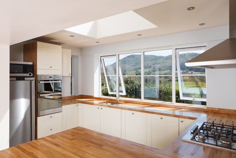 Mở cửa sổ kết hợp với máy hút mùi phòng bếp sẽ mang lại nhiều lợi ích sức khỏe và sự an toàn cho gia đình. Ảnh: Pixabay