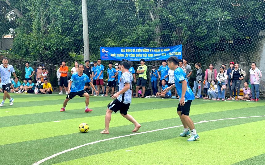 150 players who are members and workers participated in the football tournament to celebrate the 95th anniversary of the establishment of the Vietnam Trade Union. Photo: Thanh Nhan