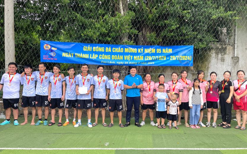 Mr. Nguyen Thanh Nhan - Chairman of the Trade Union of Dong Thap Industrial Parks and Economic Zones - awarding prizes to the men's and women's First Prize teams. Photo: Thanh Nhan