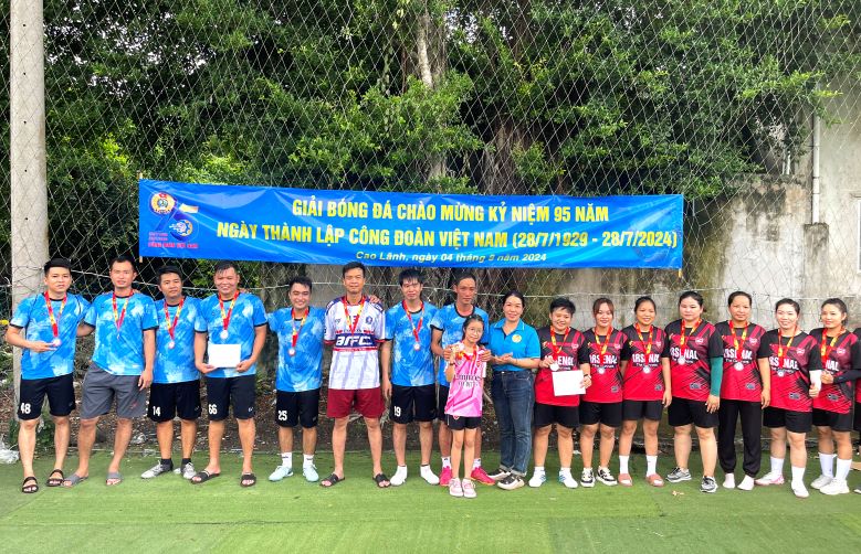 Ms. Le Nguyen Uyen Vi - Chairman of CĐCS Nghi Phong Joint Venture Co., Ltd. - awarding prizes to the men's and women's Second Prize teams. Photo: Thanh Nhan