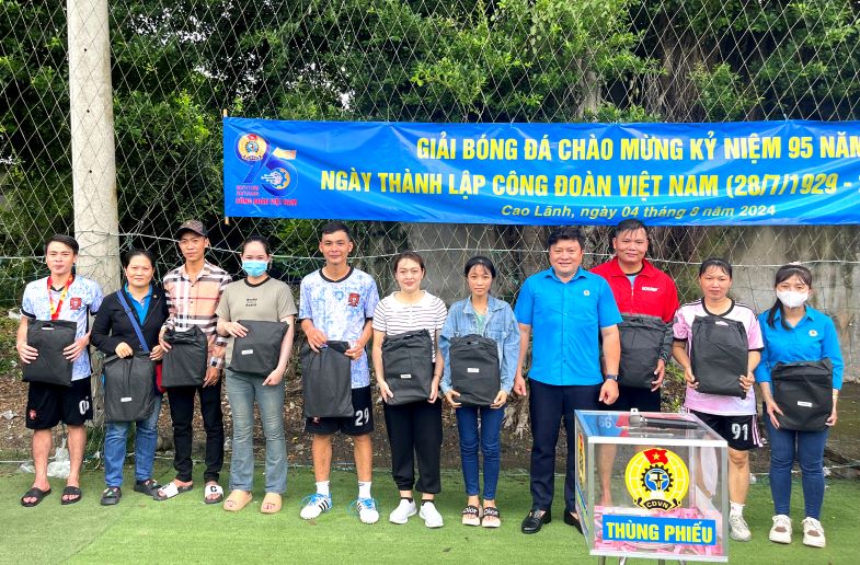 In addition to the 8 official prizes, the organizers also awarded 160 gifts worth 20 million VND to lucky players in the lucky draw. Photo: Thanh Nhan