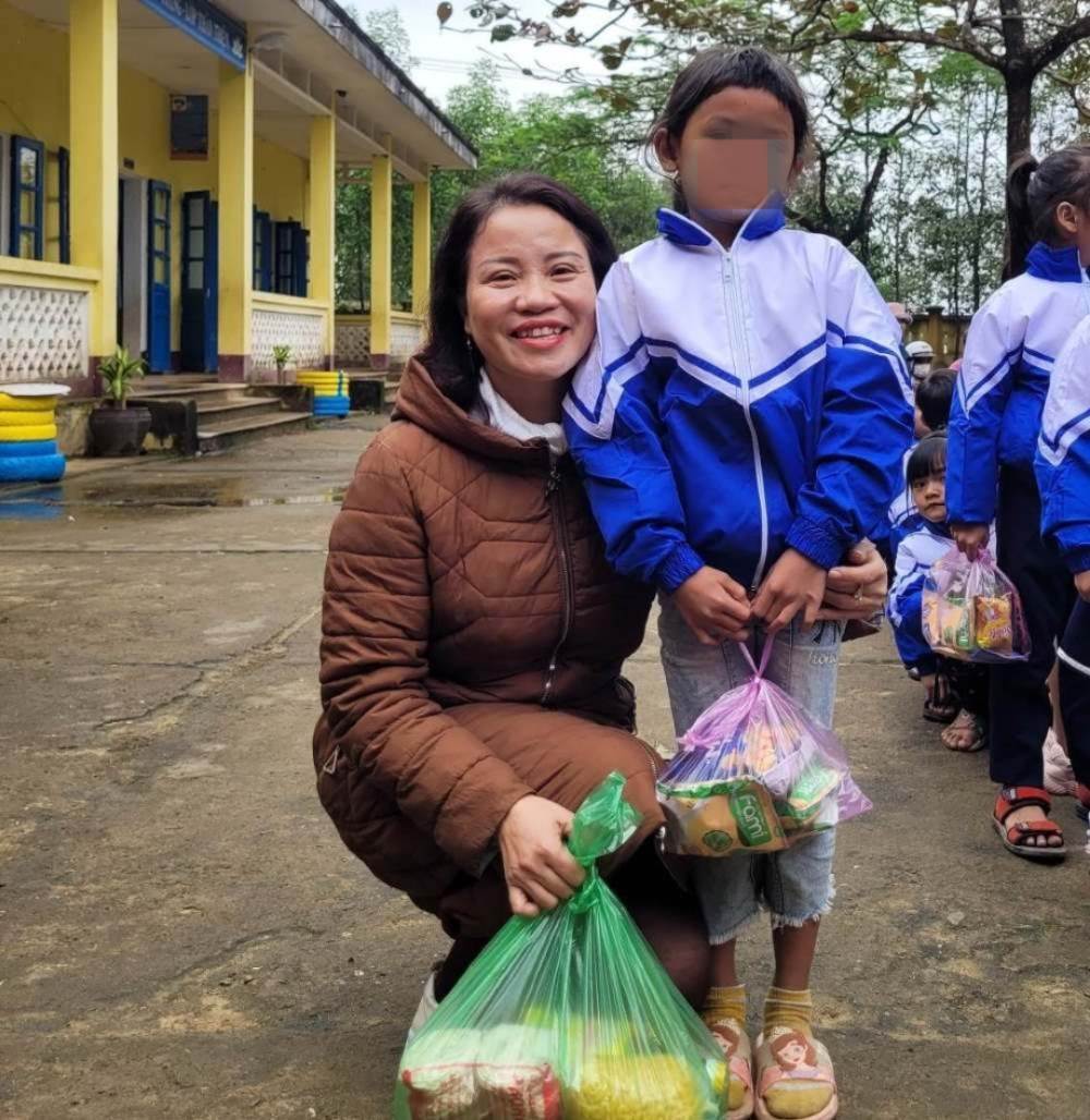 Cô giáo Hương cùng học sinh vùng khó khăn trong một chuyến làm thiện nguyện. Ảnh: Đỗ Nhã Phương.