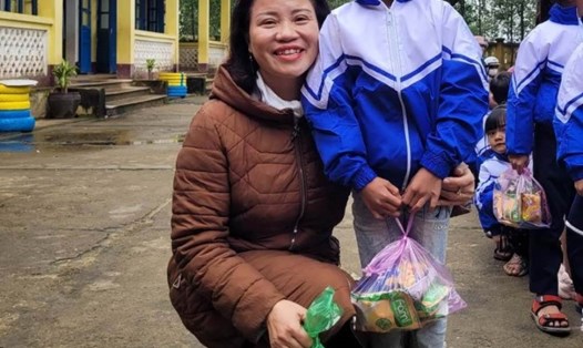 Cô giáo Hương cùng học sinh vùng khó khăn trong một chuyến làm thiện nguyện. Ảnh: Đỗ Nhã Phương.