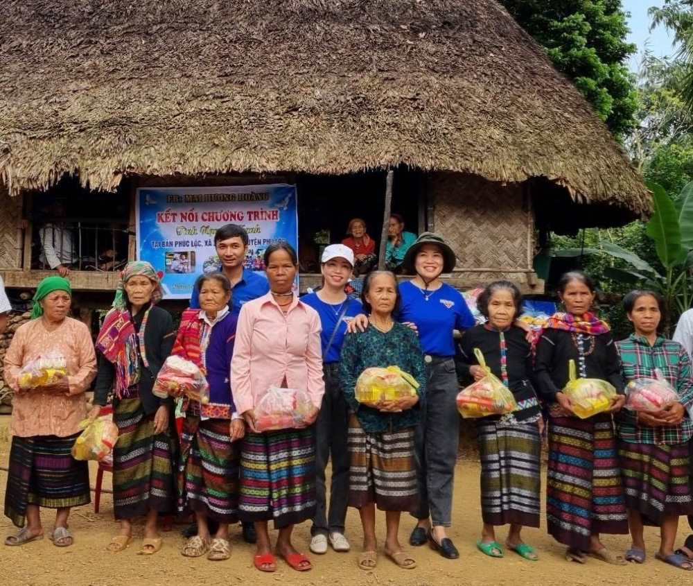 Giving Tet gifts to lonely elderly people in Phuc Loc Village (Xuan Loc commune, Phu Loc district, Thua Thien Hue). Photo: Do Nha Phuong.