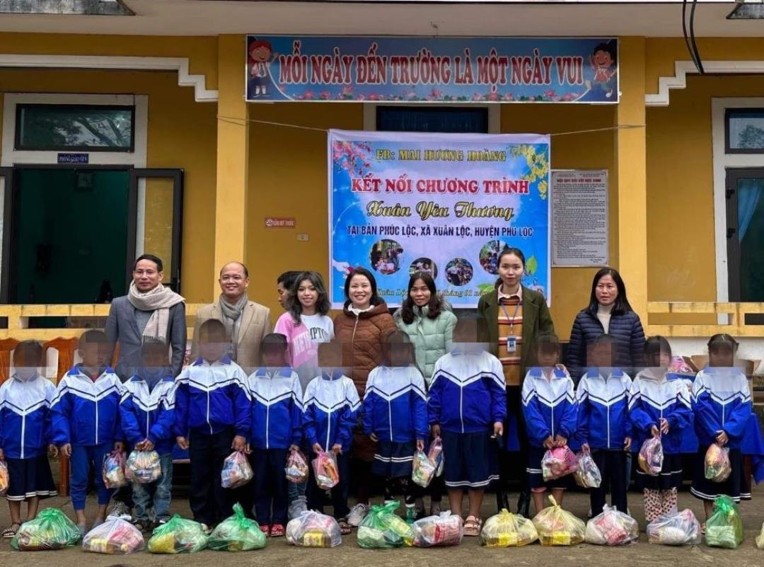 Ms. Huong gives Tet gifts in 2023 to students at Xuan Loc Primary School (Xuan Loc commune, Phu Loc district, Thua Thien Hue). Photo: Do Nha Phuong.