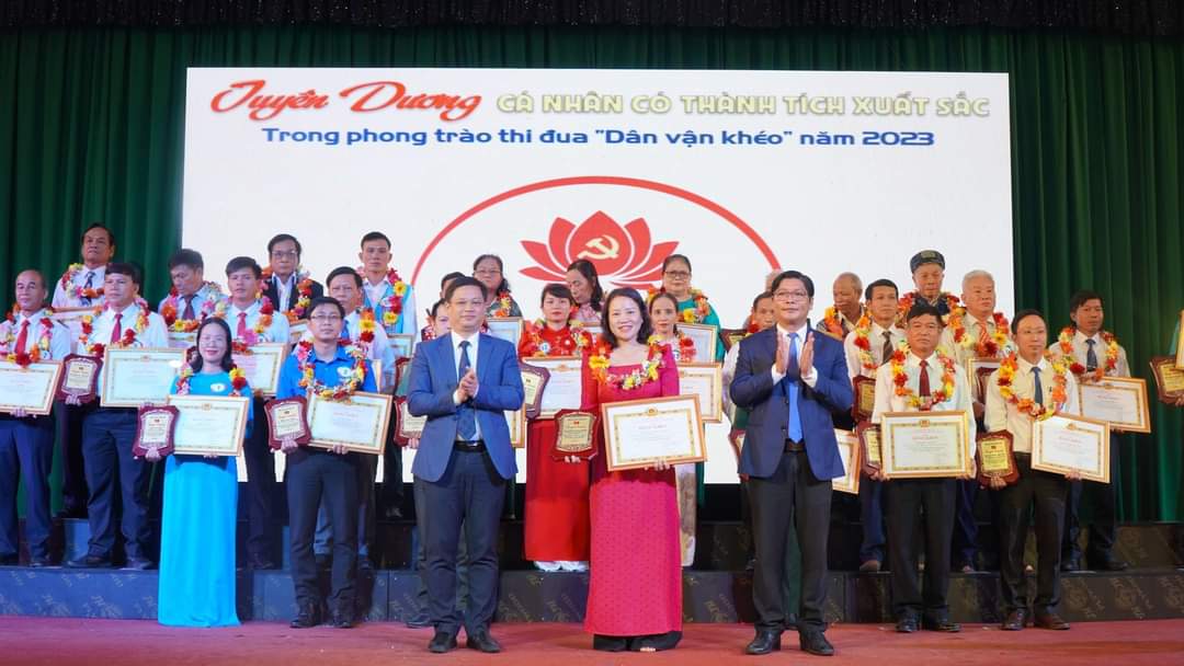 Teacher Hoang Thi Mai Huong receives a certificate of merit from the Thua Thien Hue Provincial Party Committee for outstanding achievements in the “Skillful Mass Mobilization” emulation movement in 2023. Photo: Do Nha Phuong.