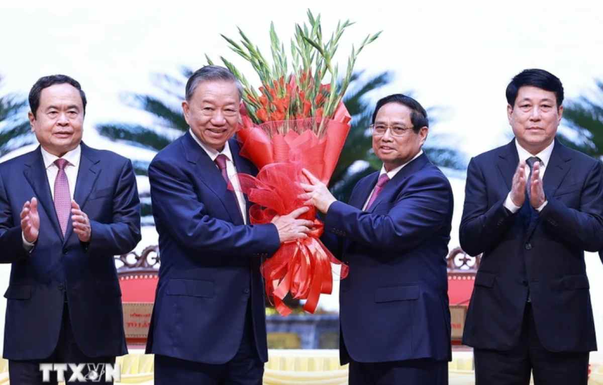 Member of the Politburo, Prime Minister Pham Minh Chinh, on behalf of key leaders and senior leaders of the Party and State, presents flowers to congratulate comrade To Lam on being elected General Secretary of the 13th term. Photo: VNA