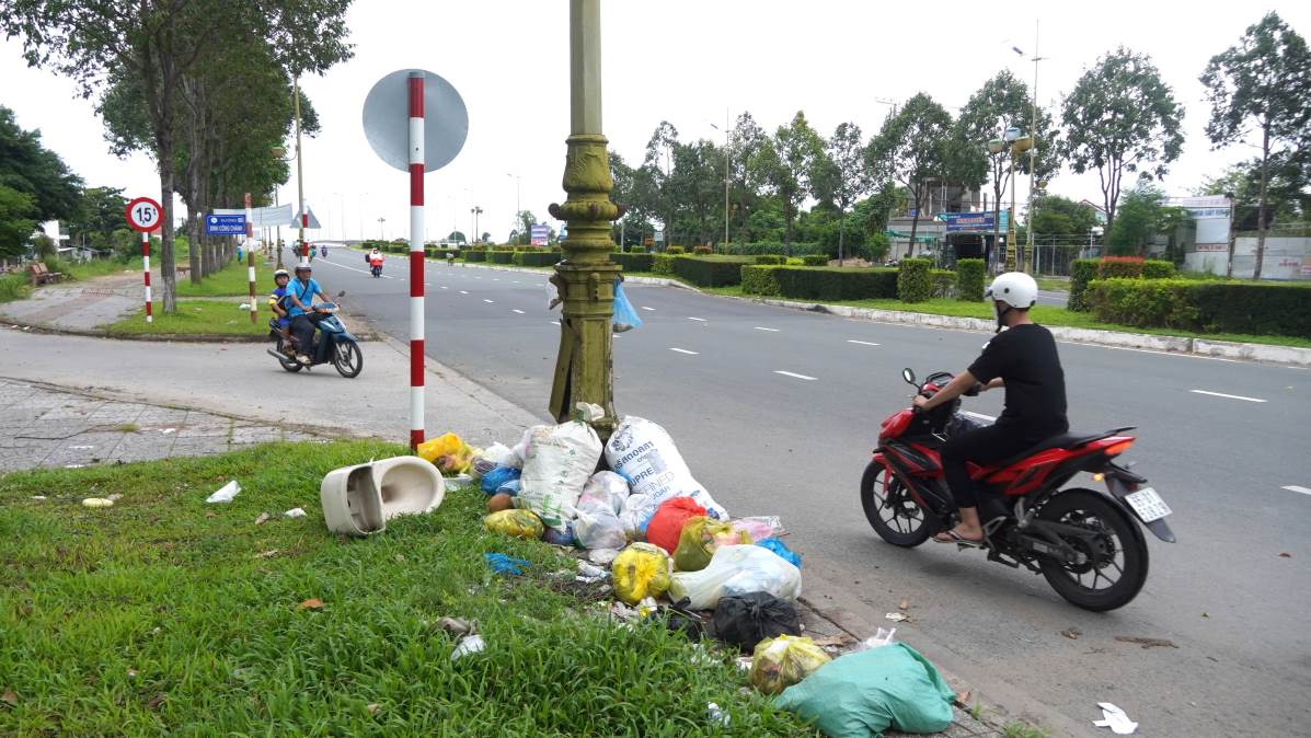 Tuy nhiên, thay vào đó lại xuất hiện những bãi rác, đống rác mới nằm ngổn ngang trên vỉa hè, án ngữ ngay cửa ngõ ra vào TP.