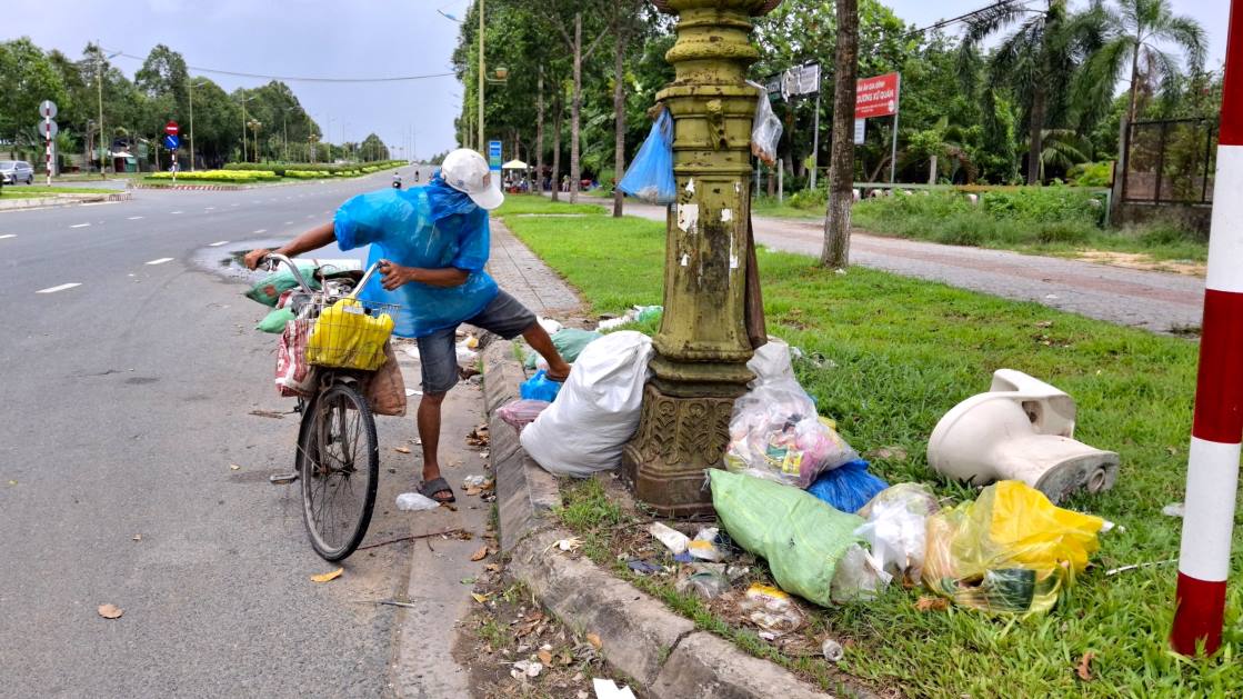 Trước đó, ngày 24.7, UBND TP Cần Thơ có văn bản về việc giải quyết phản ánh của Báo Lao Động về tình trạng rác thải sinh hoạt tràn lan trên đường Võ Văn Kiệt. Theo văn bản, Chủ tịch UBND TP Cần Thơ giao Chủ tịch UBND quận Ninh Kiều và Chủ tịch UBND quận Bình Thủy khẩn trương tổ chức khắc phục…, đồng thời báo cáo kết quả thực hiện về Sở Tài nguyên và Môi trường (TNMT) và UBND TP trước ngày 31.7.