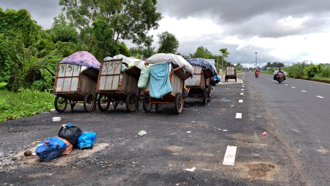 Ông Nguyễn Phúc Như - Phó Giám đốc Công ty CP Đô thị Cần Thơ - cho biết, công tác quản lý thực hiện thu gom rác trên địa bàn đang gặp khó khăn do thiếu điểm tập kết rác, hiện chỉ có điểm tập kết rác tạm. Đồng thời, trên địa bàn có rất nhiều điểm bị đổ trộm rác. Còn đối với rác thải cồng kềnh không đốt được, hiện TP chưa có điểm xử lý, kế hoạch thu gom chưa được đồng bộ…