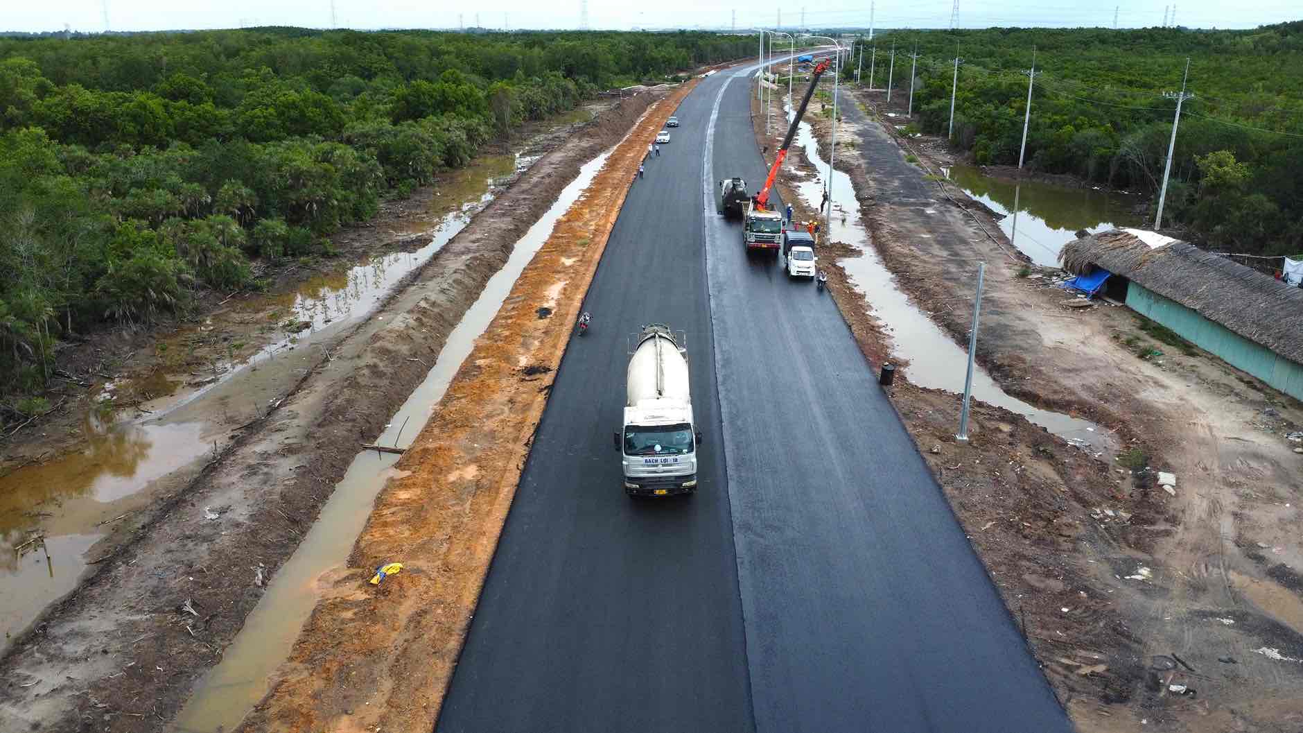 The segment from the intersection with Ben Luc - Long Thanh expressway to Phuoc An port is under construction for the lighting system. Photo: HAC