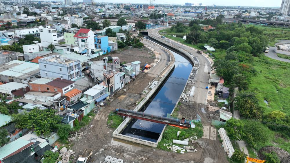 Một đoạn cống hở dự án dài 235m đã hoàn thành bao gồm cả mặt đường, vỉa hè và lòng kênh.