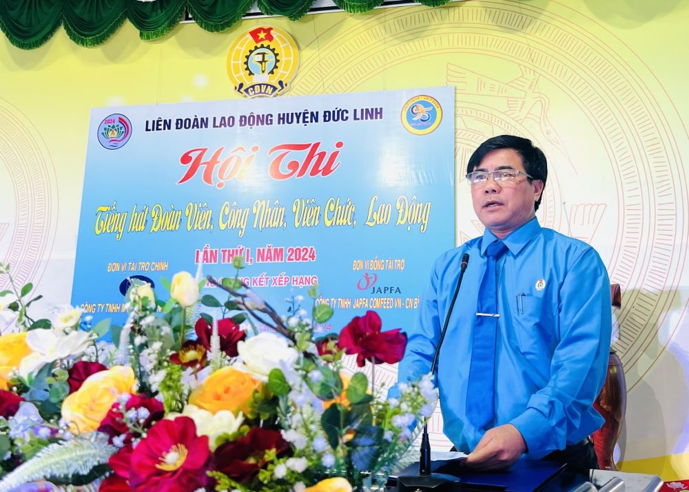 Mr. Huynh Thien Linh - Chairman of the Labor Federation of Duc Linh District delivering the opening speech. Photo: BTC