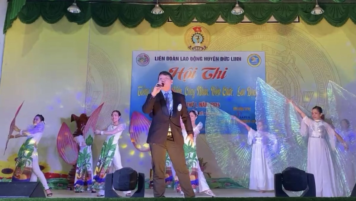 Contestants performing songs with dance accompaniment. Photo: BTC