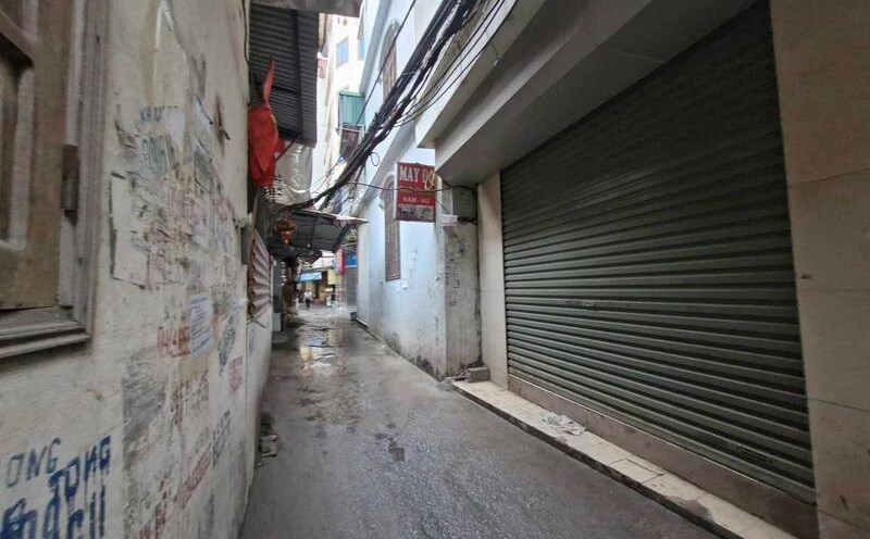 Giá nhà trong ngõ tại các quận trung tâm Hà Nội thời gian qua liên tục tăng cao. Ảnh: Thu Giang