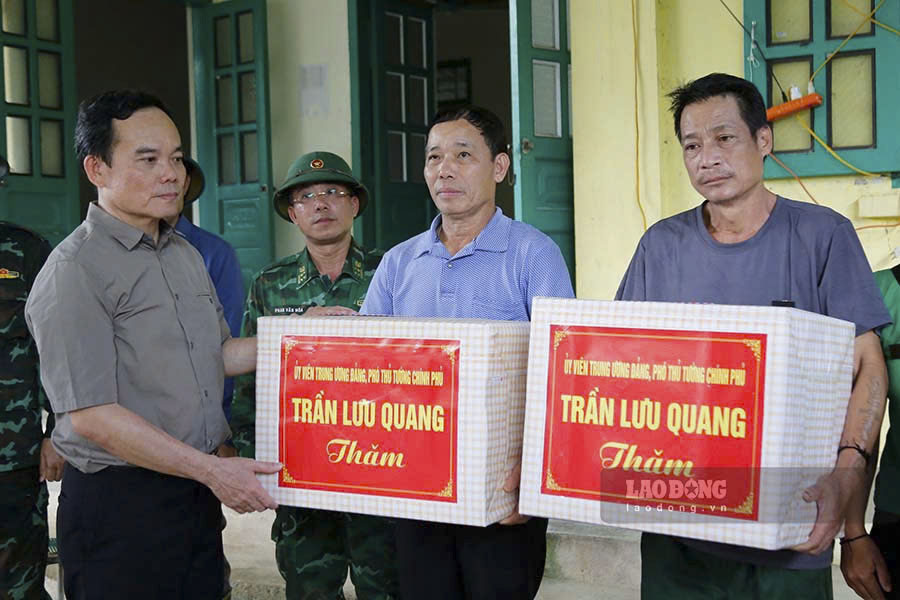 Deputy Prime Minister Tran Luu Quang sent support gifts and encouragement to families who lost loved ones in the flash flood in Muong Pon commune, Dien Bien district, Dien Bien province.