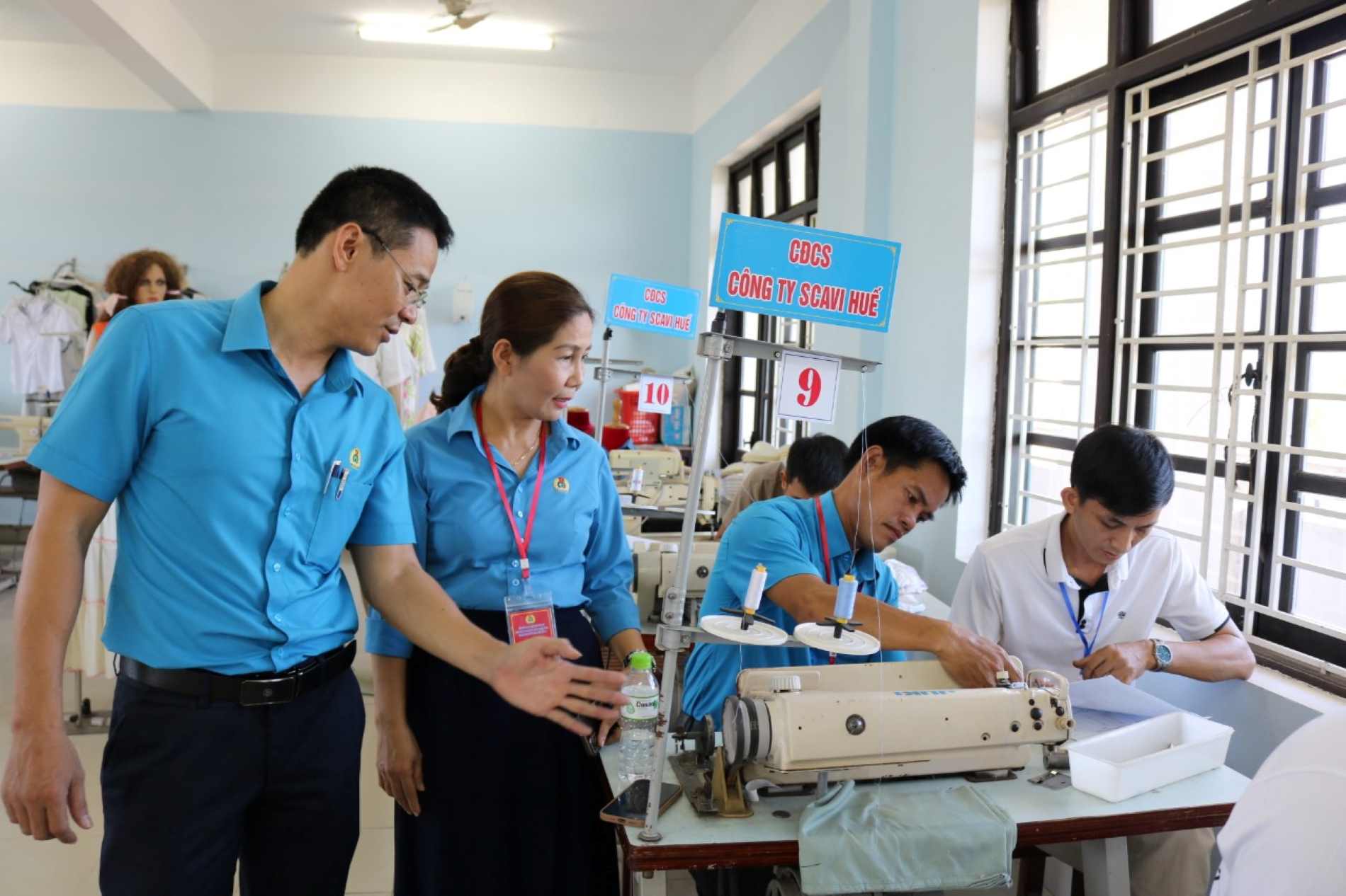 Giám khảo xem công nhân thực hiện phần thi của mình. Ảnh: Thu Nam. 