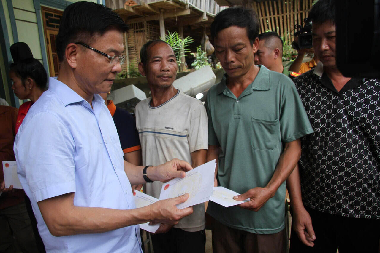 The Deputy Prime Minister presents gifts to households affected by floods in Chieng Den commune, the city. Photo: Khanh Linh