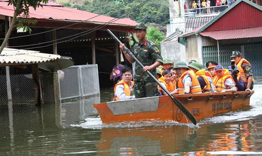 Đoàn công tác Chính phủ và tỉnh kiểm tra vùng ngập úng tại xã Chiềng Đen, thành phố Sơn La. Ảnh: Quốc Tuấn