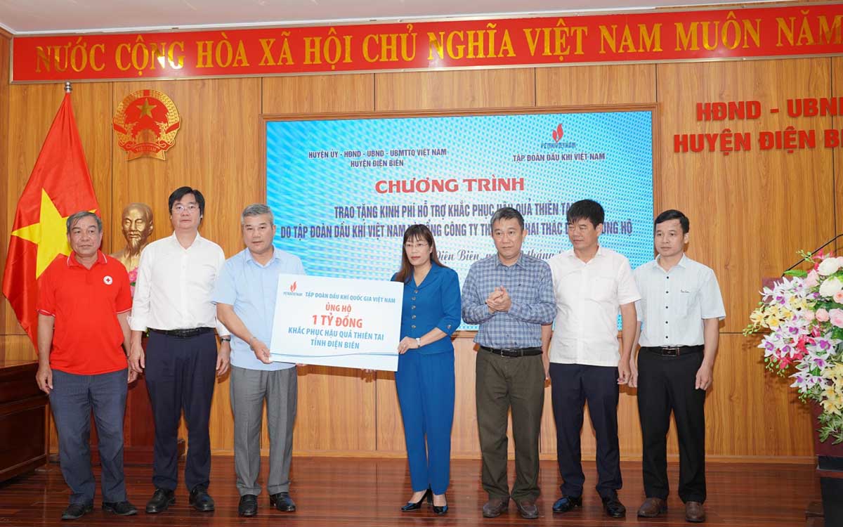 Ông Đỗ Chí Thanh – Phó Tổng Giám đốc Petrovietnam trao hỗ trợ khắc phục hậu quả mưa lũ đến tỉnh Điện Biên. Ảnh: PVN.