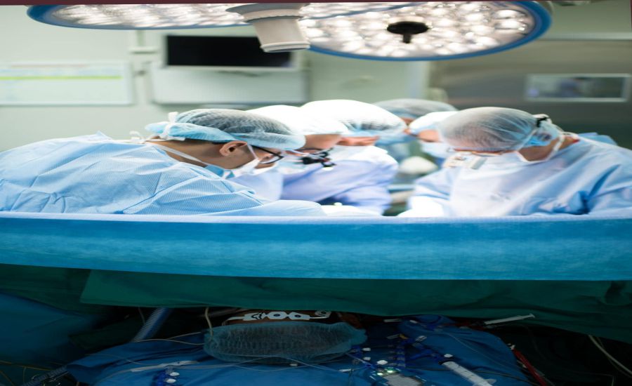 Một ca phẫu thuật tại Bệnh viện Hữu nghị Việt Đức. Ảnh: Bống Vũ