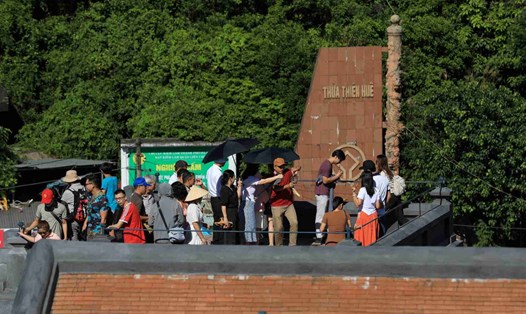 Mỗi ngày có hàng ngàn người ghé tham quan di tích Hải Vân Quan. Ảnh: Nguyễn Phong.