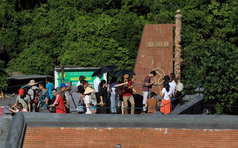 Mỗi ngày có hàng ngàn người ghé tham quan di tích Hải Vân Quan. Ảnh: Nguyễn Phong.