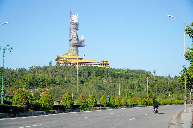 Chùa Minh Đức nhìn từ đường Mỹ Trà - Mỹ Khê, TP Quảng Ngãi. Ảnh: Viên Nguyễn