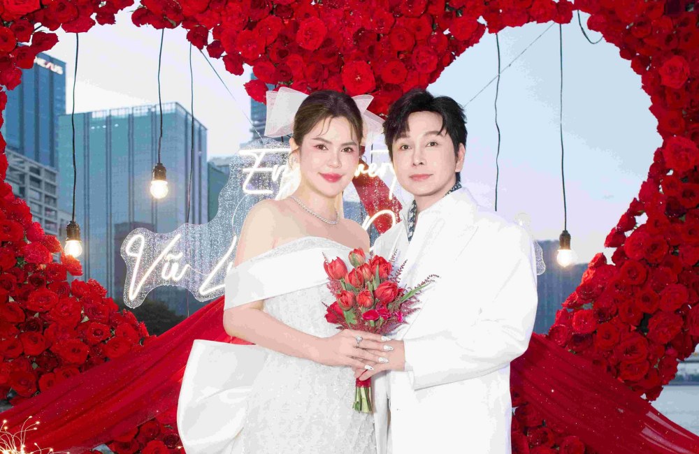 Meritorious Artist Vũ Luân and Miss Phương Lê get engaged. Photo: Facebook character.