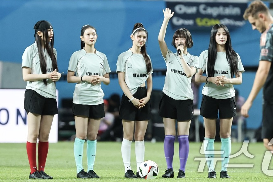 5 members of NewJeans kicking off before the match. Photo: Naver