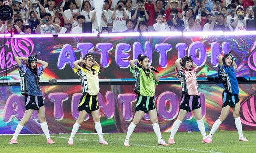 NewJeans biểu diễn trong giờ nghỉ giải lao của trận đấu giữa Bayern Munich và Tottenham Hotspur. Ảnh: Naver