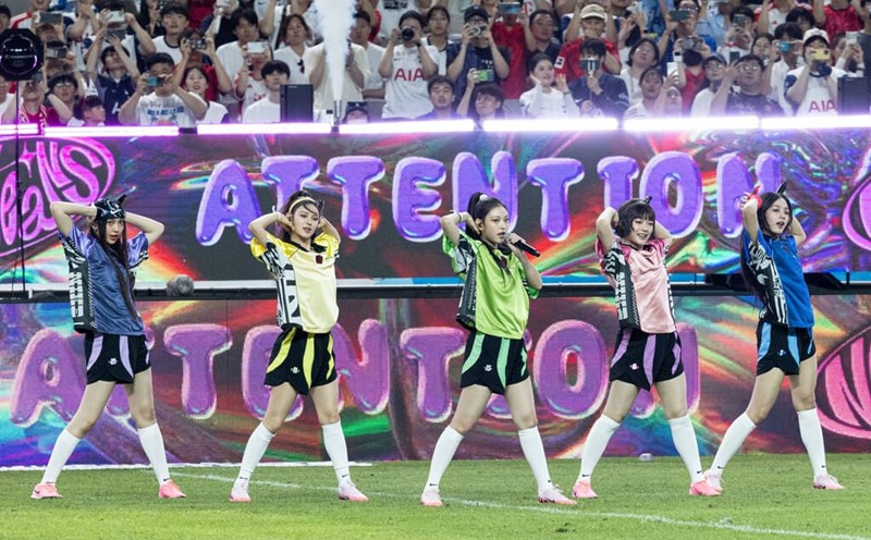 NewJeans biểu diễn trong giờ nghỉ giải lao của trận đấu giữa Bayern Munich và Tottenham Hotspur. Ảnh: Naver