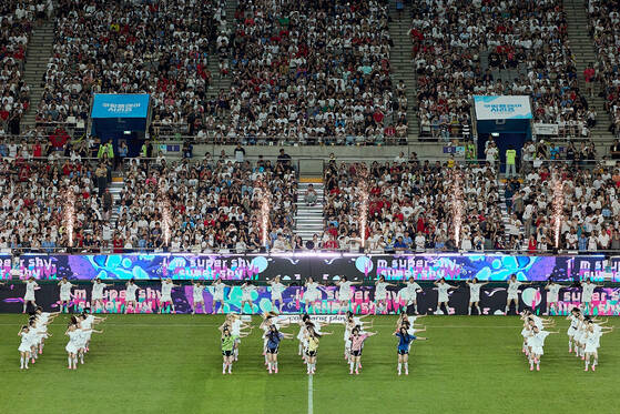 NewJeans performing in front of 60,000 spectators. Photo: Naver