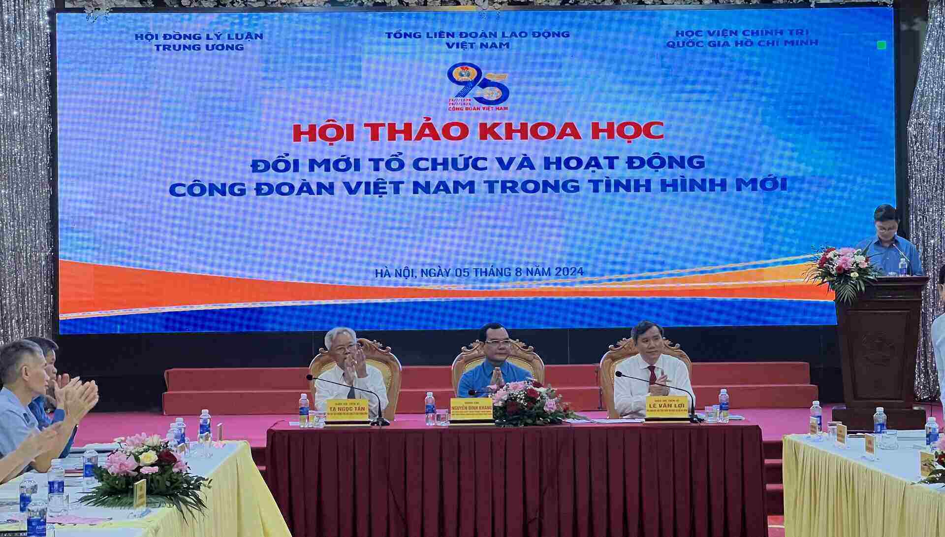 Hội thảo khoa học “Đổi mới tổ chức và hoạt động Công đoàn Việt Nam trong tình hình mới” diễn ra sáng 5.8. Ảnh: Kiều Vũ