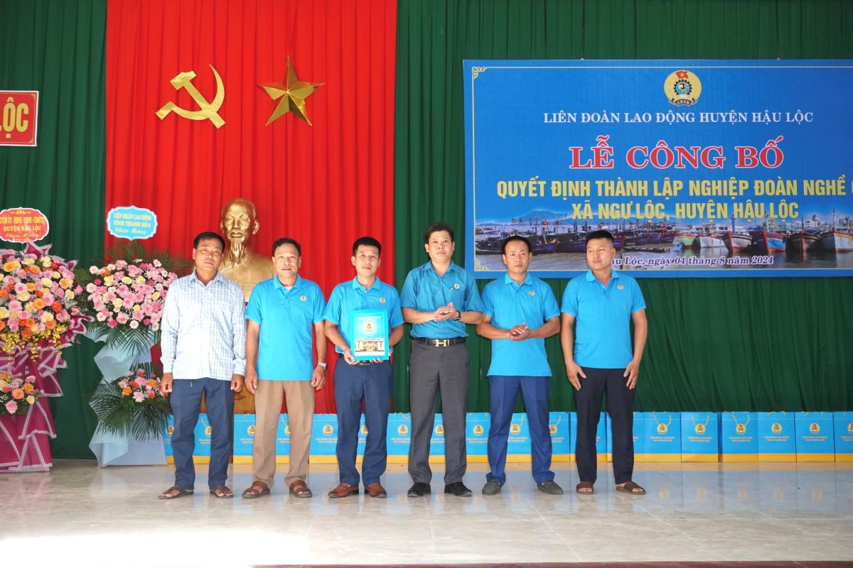 Leaders of Hau Loc district's Labor Federation handed over the decision to establish Ngu Loc commune's fisheries union. Photo: Thanh Hue