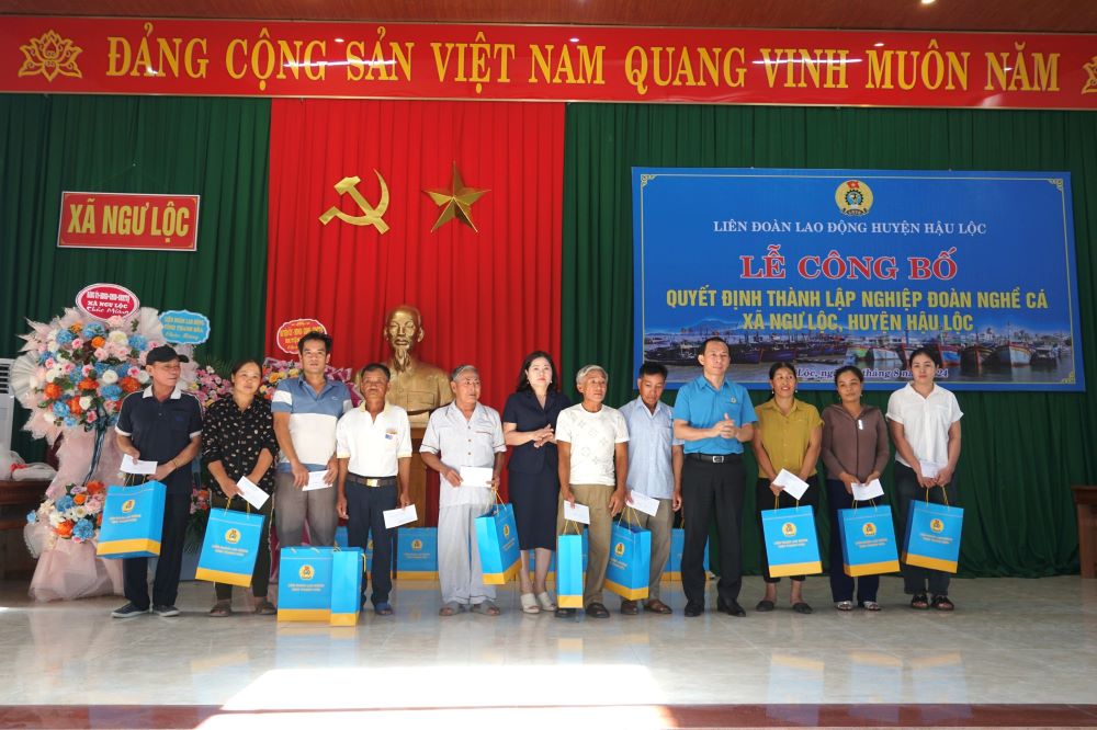  Đại diện lãnh đạo LĐLĐ tỉnh Thanh Hóa và huyện Hậu Lộc trao quà cho đoàn viên nghiệp đoàn nghề cá xã Ngư Lộc. Ảnh: Thanh Huế