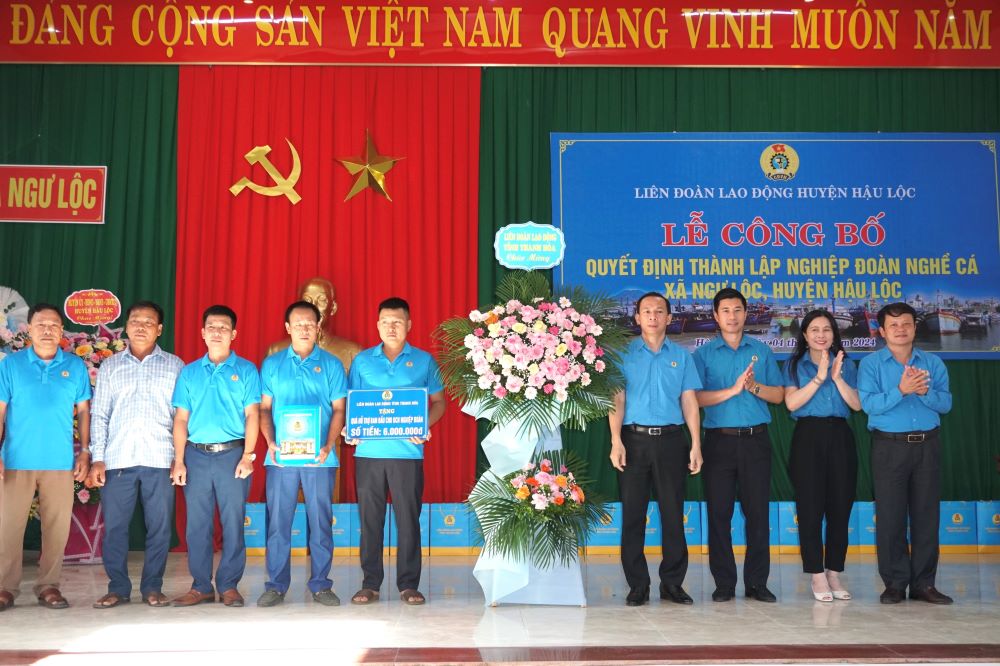 Representatives of the Provincial Labor Confederation presented flowers to congratulate