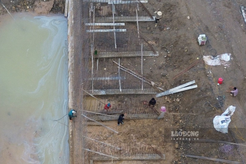 The embankment project is being implemented on the banks of the Red River (Lao Cai). Photo: Dinh Dai