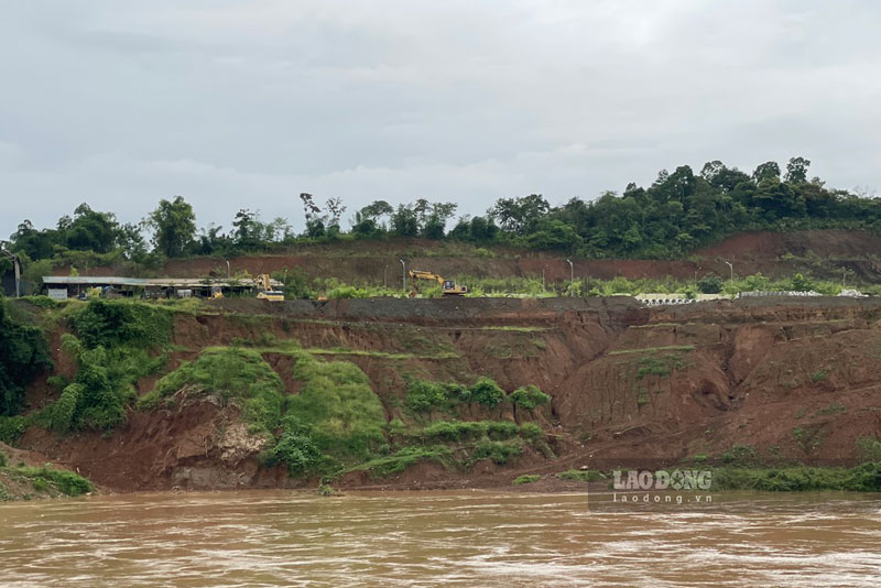 Just a few dozen meters next to Giang Dong bridge, a section of riverbank about 100 meters long with many cracks is at risk of landslides. Photo: Dinh Dai