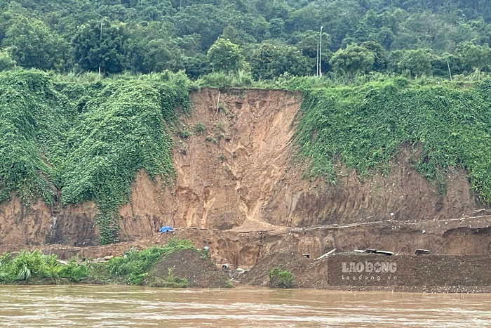 Some landslides are deep and are likely to approach Vo Nguyen Giap road (Lao Cai city). Photo: Dinh Dai