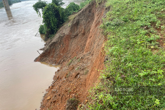 Rising flood waters have washed away land along the river banks. Photo: Dinh Dai