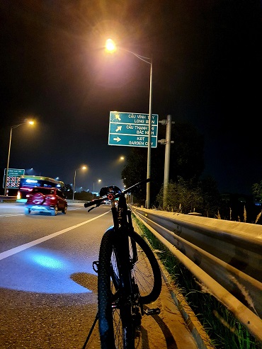 Bicycles with lights are safe to ride at night. Photo: Minh Hanh