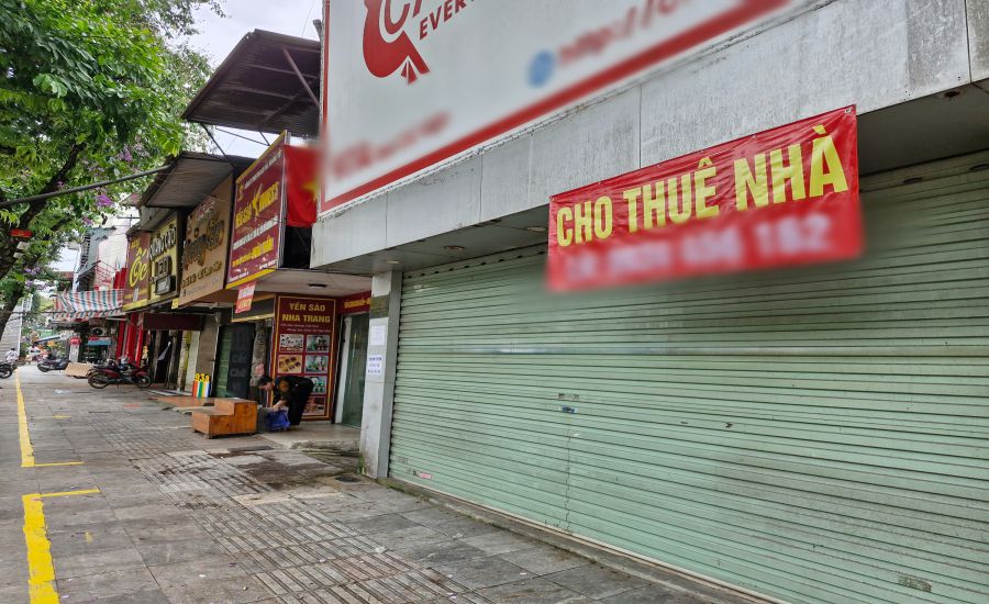 Mặt bằng tuyến phố trung tâm Hà Nội khó tìm khách thuê. Ảnh: Thu Giang