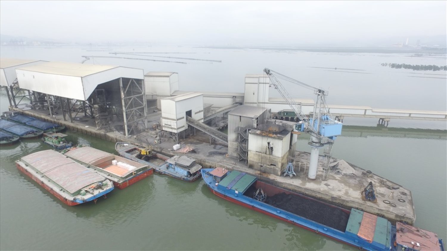 Bến xuất-nhập xi măng, clinker và nguyên liệu đầu vao giữa vịnh Cửa Lục. Ảnh: Nguyễn Hùng