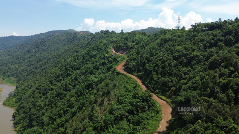 Con đường dẫn vào mỏ không có một xe nào hoạt động hay công nhân nào khai thác mà chỉ có một người bảo vệ gác ở cổng vào. 