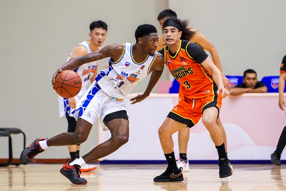 Nha Trang Dolphins thắng thuyết phục Danang Dragons ở lượt 37 giải VBA 2024. Ảnh: An Khanh