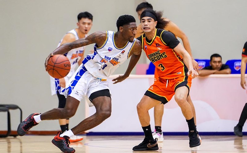 Nha Trang Dolphins thắng thuyết phục Danang Dragons ở lượt 37 giải VBA 2024. Ảnh: An Khanh