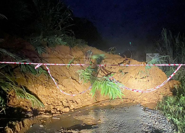 Điểm sạt lở tại thành phố Lào Cai có khối lượng lớn, gây chia cắt giao thông Tỉnh lộ 156B. Ảnh: Tùng Lâm
